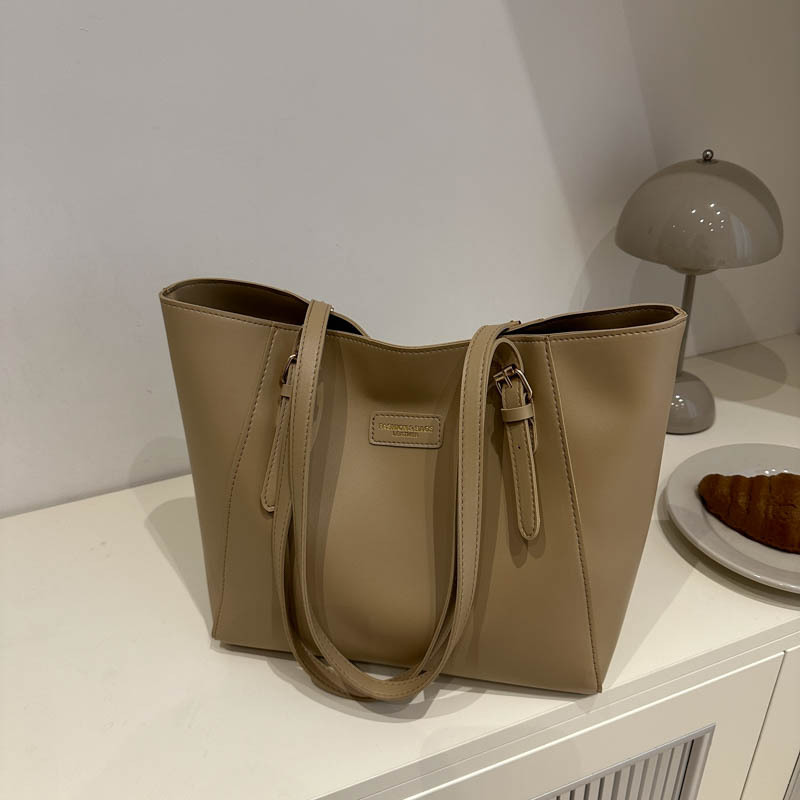 Large-capacity bags, versatile for women in autumn and winter, 2024 new simple single-shoulder bag, college student class bag, commuter tote bag full figure