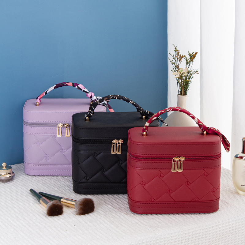The new diamond-shaped embroidery thread makeup bag, portable hand-held makeup box, cosmetic storage box, and high-end souvenir full figure