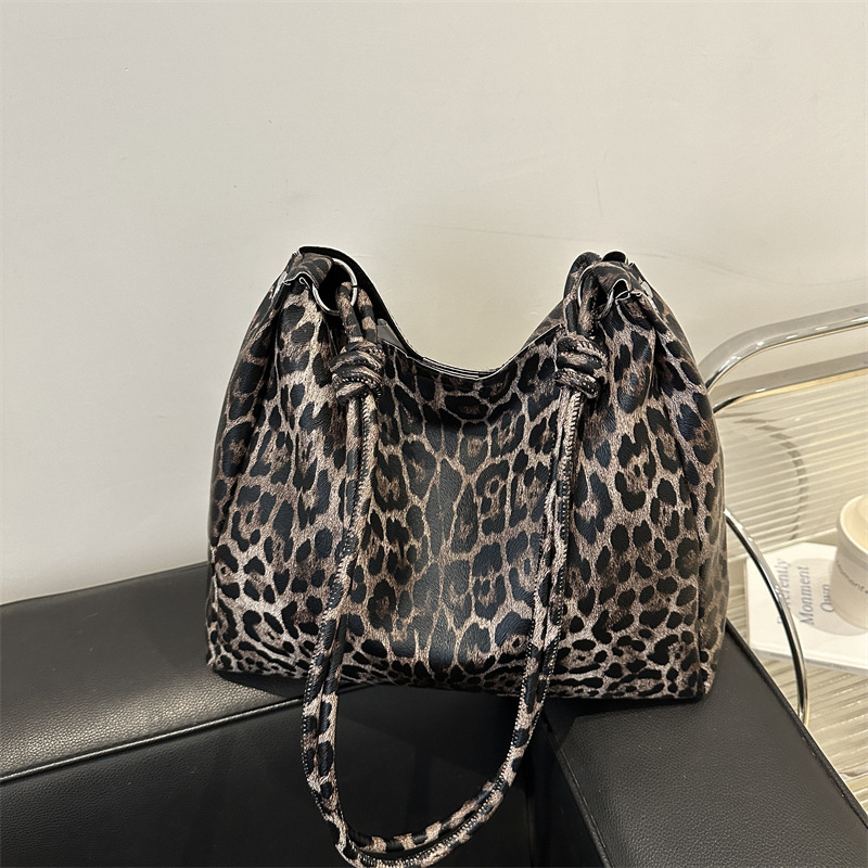Retro single-shoulder leopard print bag for women, 2025 new style, fashionable college students, lazy style for commuting to class, large capacity tote bag full figure