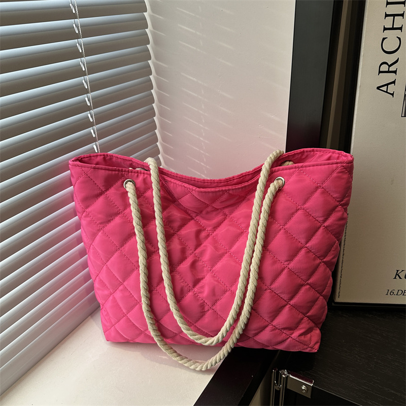 Winter cotton-padded bag for women 2024 New large-capacity diamond-shaped nylon bag, simple and casual commuting single-shoulder tote bag full figure