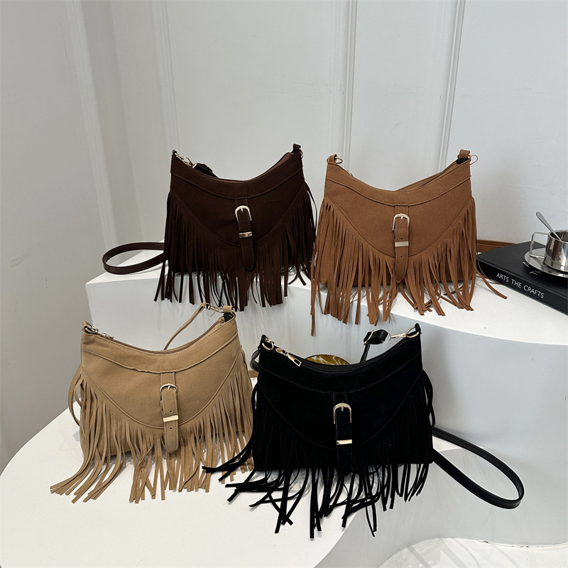 Cross-border Bohemian retro fringed women's 2024 new winter women's bag, stylish and versatile single-shoulder crossbody bag Application Scenario