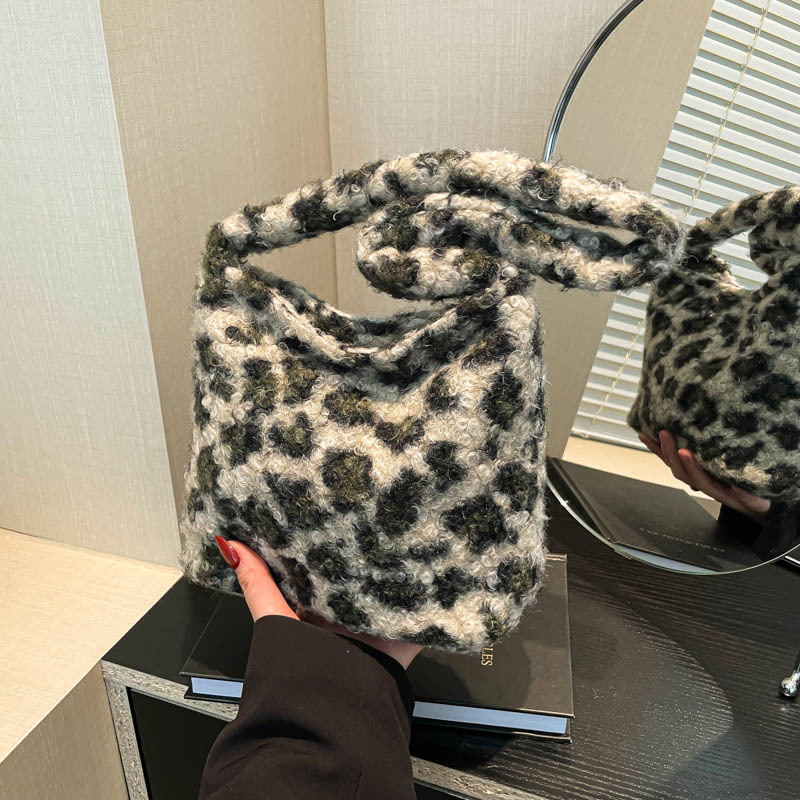 The new autumn InS-style furry single-shoulder bag, large-capacity fashionable leopard print tote bag, retro commuter bucket bag for women full figure