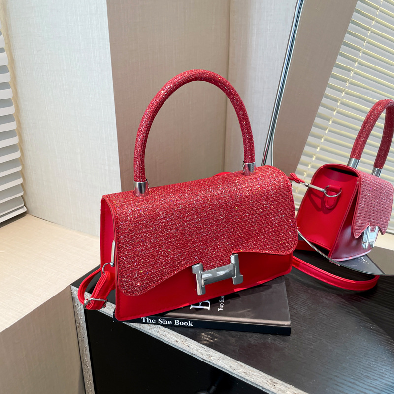 This 2025 new niche design crossbody bag is a versatile and fashionable women's bag for spring. It's a simple and stylish single-shoulder bag for commuting full figure
