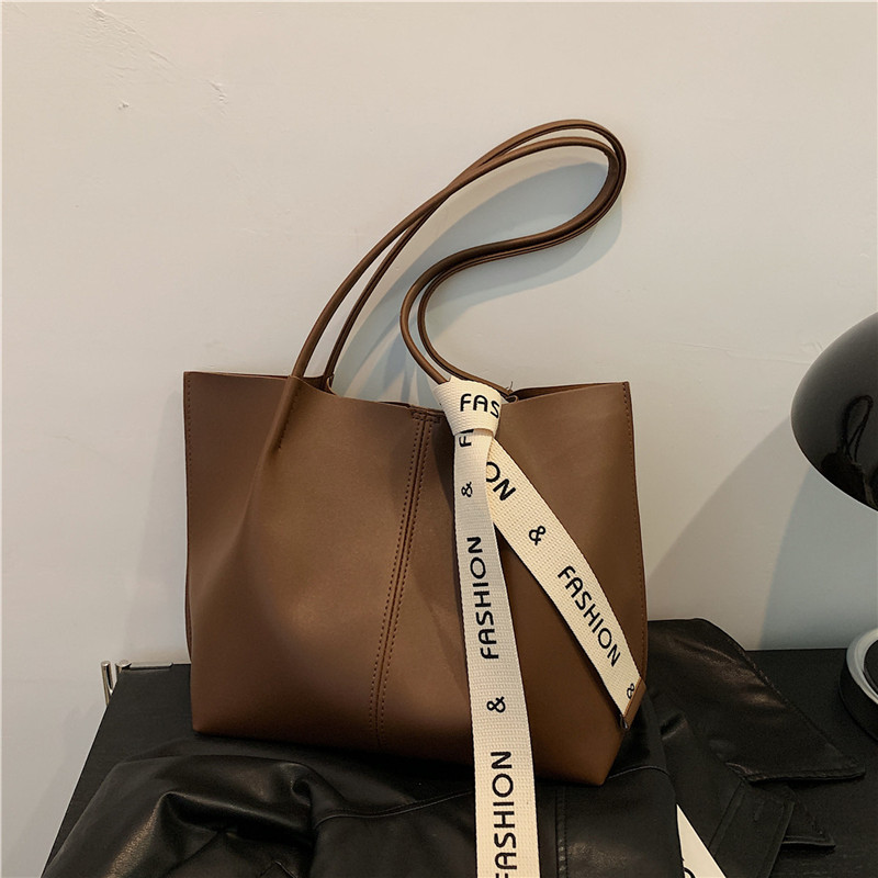 Retro, simple and large-capacity tote bag 2024 winter new style bag, trendy and simple single-shoulder bag, casual women's bag full figure