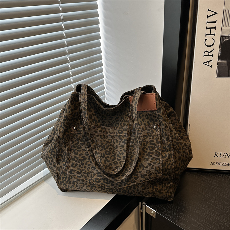 The new cross-border underarm bag for women is set to be launched in the autumn of 2024. It features a large-capacity floral tote bag with a high-quality commuting experience full figure