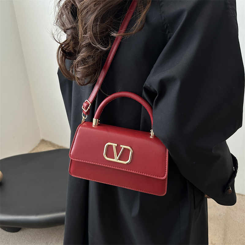 A new 2024 French high-end commuter hand-held small square bag for women, a trendy and fashionable commuter style single-shoulder crossbody bag Specification drawing