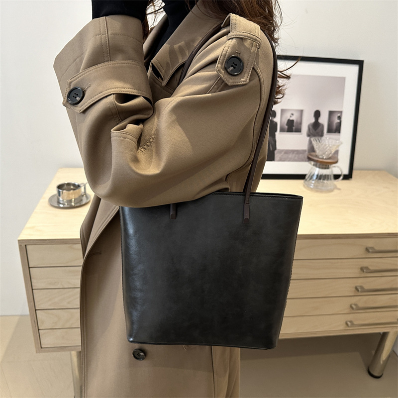 A new Korean spring 2025 vintage tote bag for women, versatile and large-capacity single-shoulder bag Specification drawing
