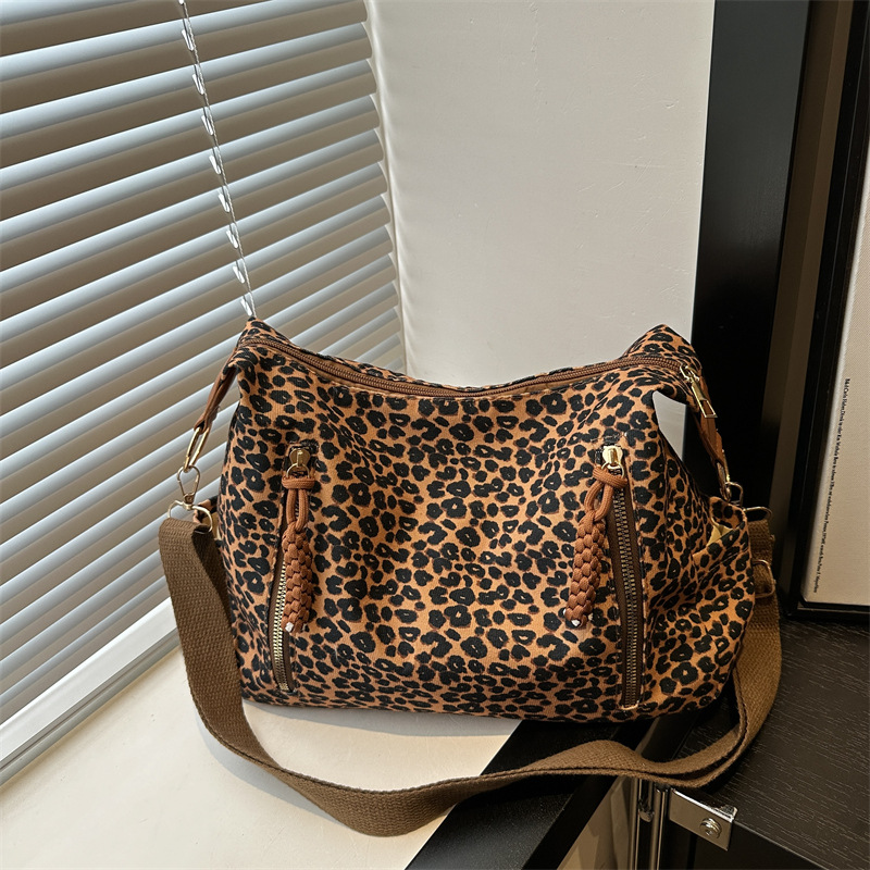 Cross-border new wholesale leopard print hand-held large-capacity retro high-end single-shoulder crossbody bag, street trend bag, European and American women's bag full figure