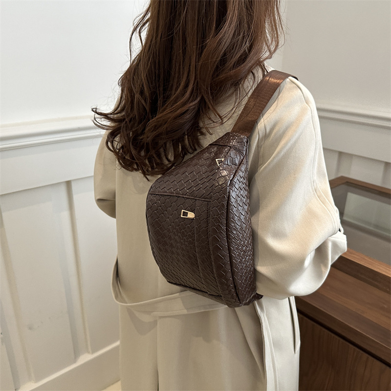 This year, solid-colored casual bags are in vogue. The new spring 2025 collection is versatile and stylish, with an ins saddle bag and a trendy coin purse Specification drawing