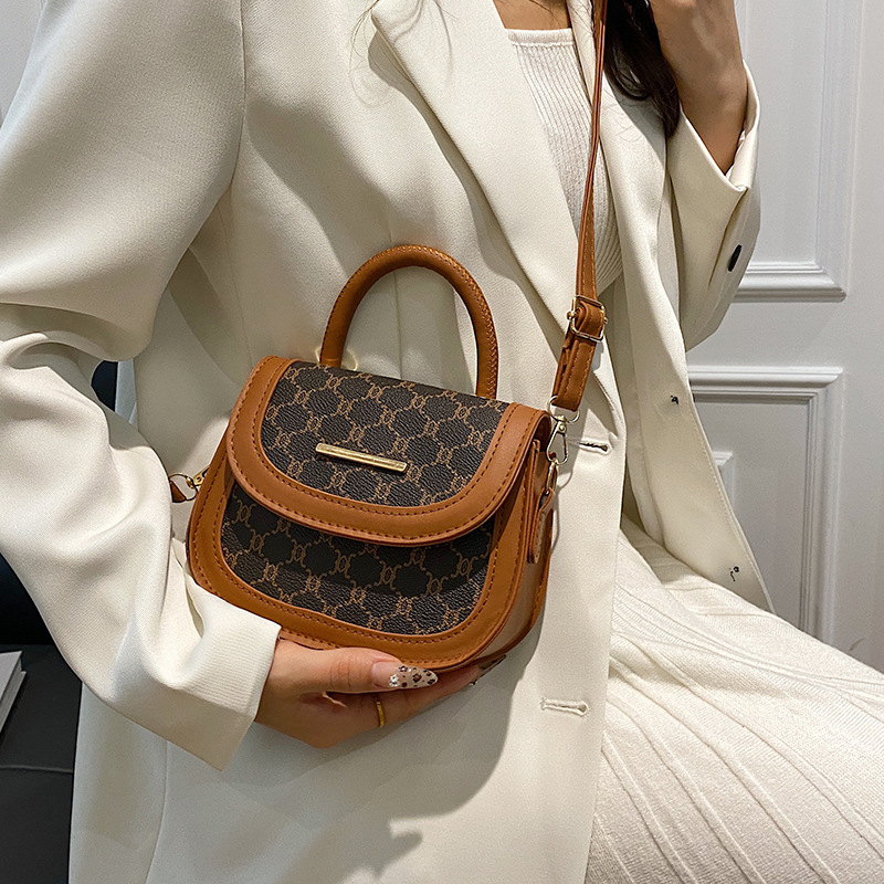 Simple, fashionable, gentle and niche handbag, new autumn 2024 collection, stylish and high-quality single-shoulder crossbody saddle bag details Picture