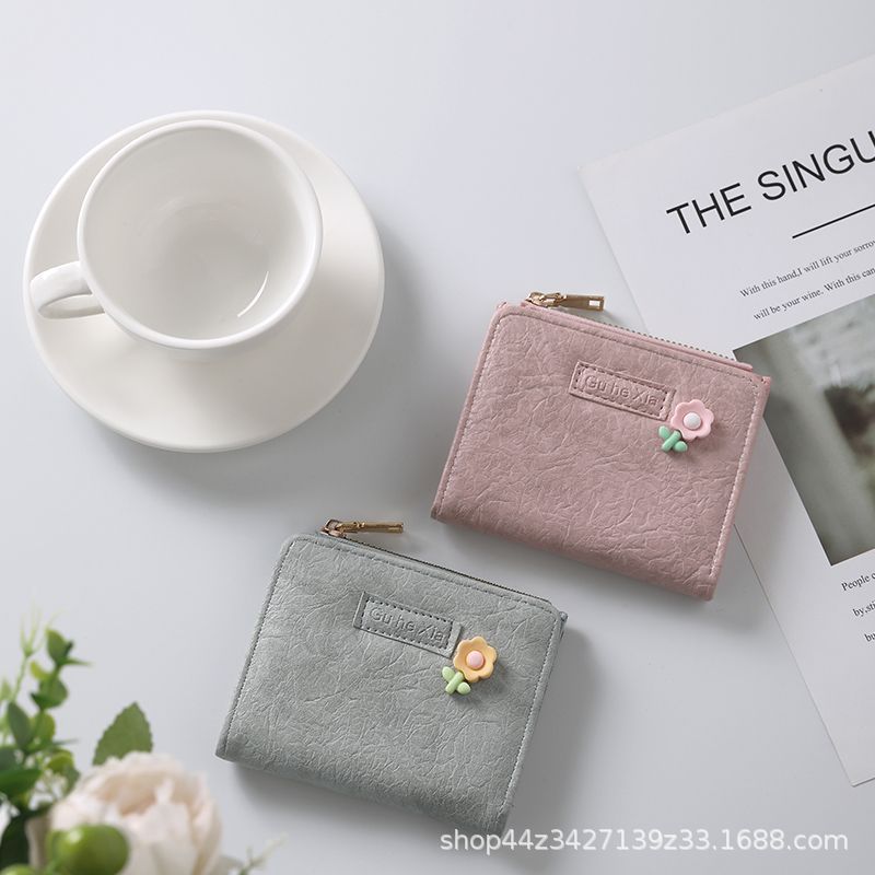The new design of the retro small wallet, ins wallet, is a short female student style with a fresh, folded, simple and artistic buckle from Europe and America details Picture