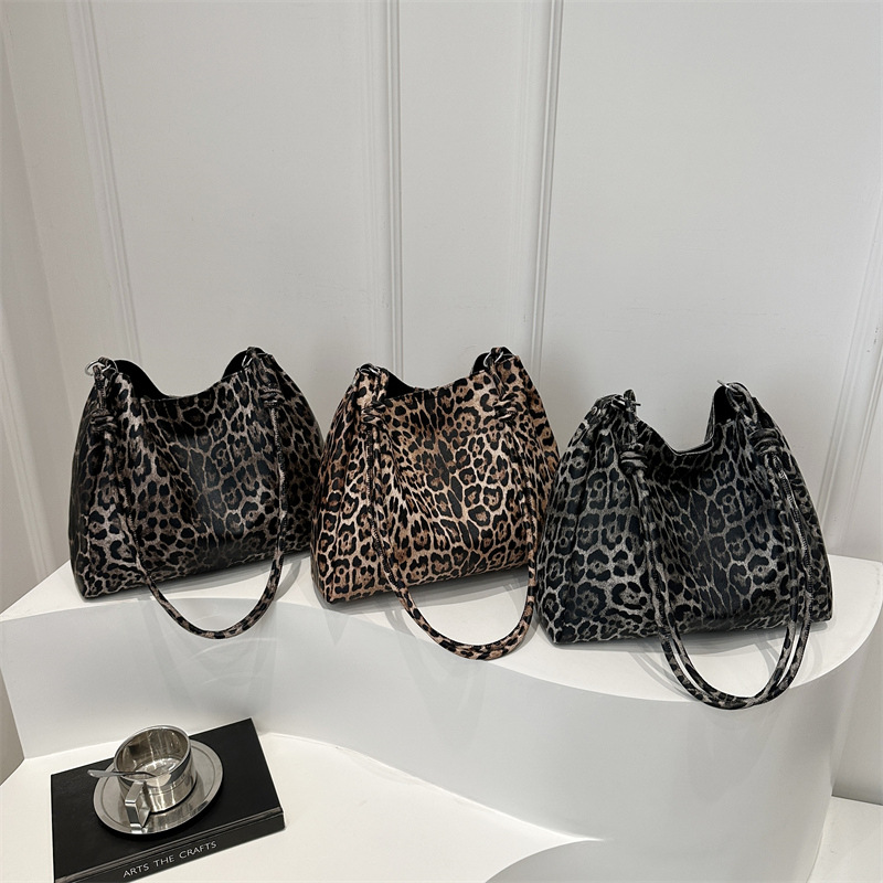 Retro single-shoulder leopard print bag for women, 2025 new style, fashionable college students, lazy style for commuting to class, large capacity tote bag Application Scenario