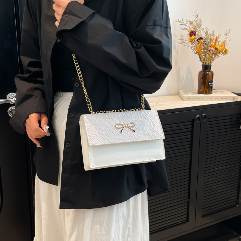 A new Korean-style trendy and fashionable shoulder bag for women in 2025. It features a niche design and a simple yet elegant small square bag details Picture