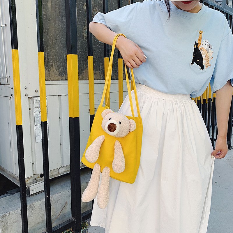 Korean Instagram canvas bag, a trendy and cute single-shoulder bag for girls in 2020, a student hand-held shopping bag with a little bear Application Scenario