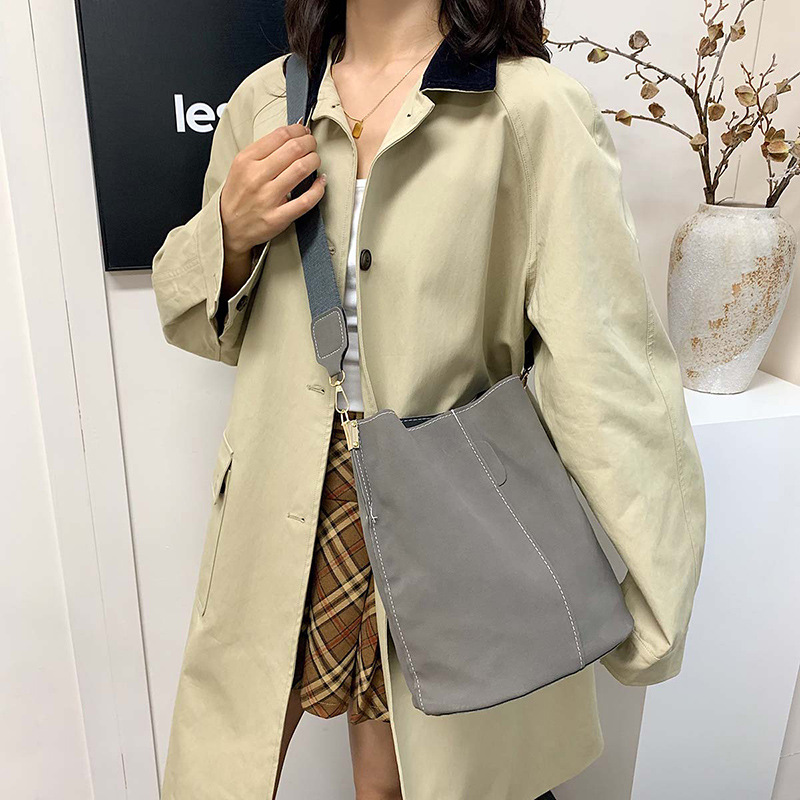 Simple commuting bucket bag for women 2024 autumn/winter new wide shoulder strap single-shoulder women's bag, matte retro crossbody large bag details Picture