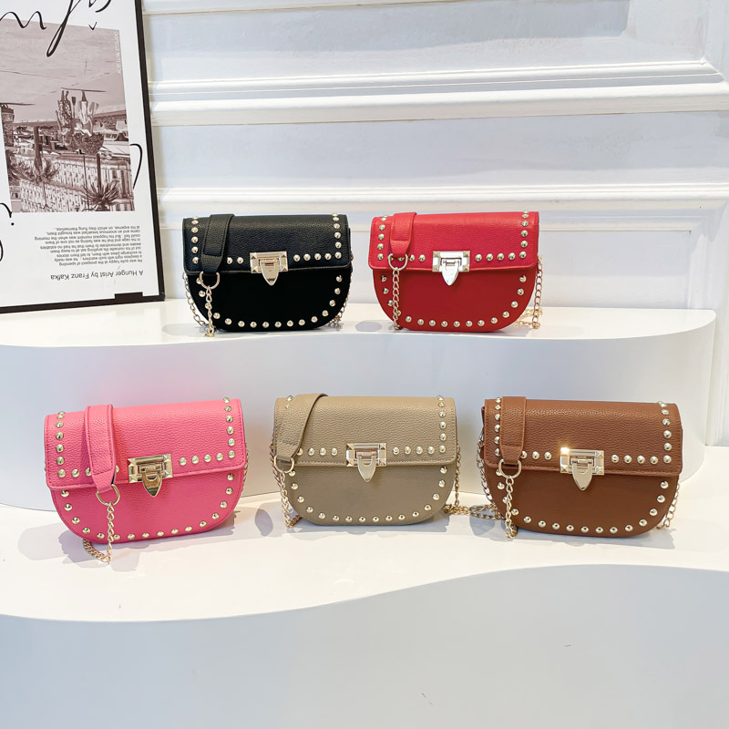 A new 2025 women's niche solid color versatile single-shoulder crossbody bag with riveted flap, suitable for cross-border use Application Scenario