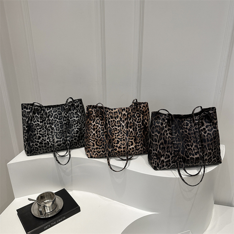 Spring large-capacity women's bag 2025 New laid-back style ins handbag, women's artistic leopard print single-shoulder bag tote bag Application Scenario
