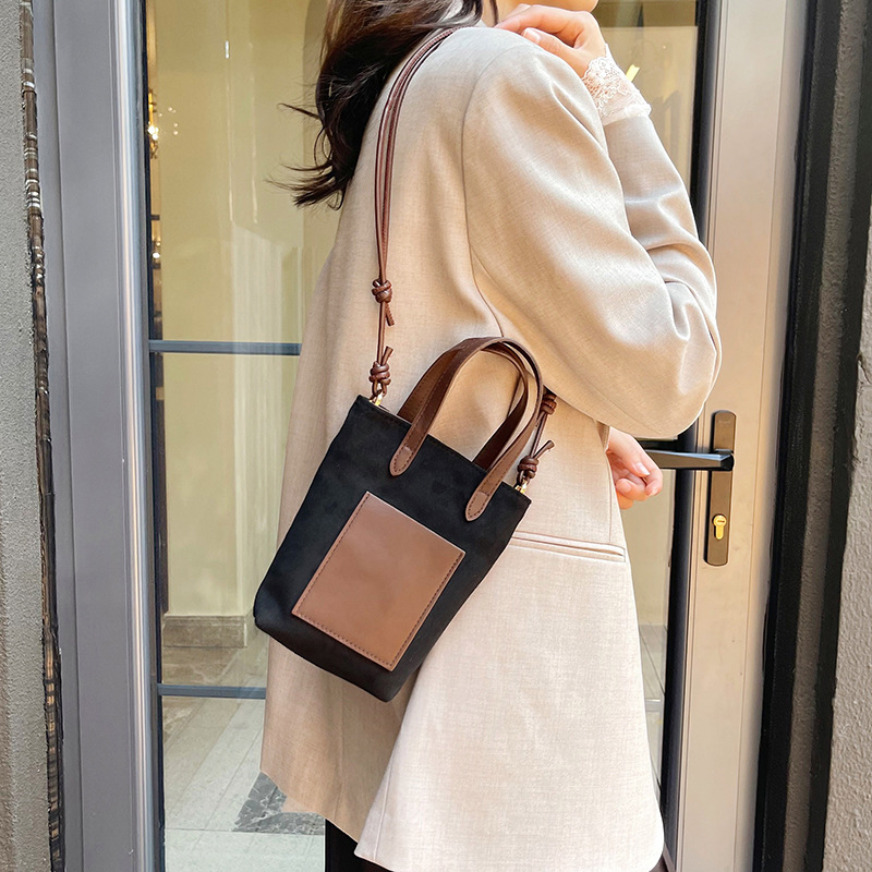 A high-end, niche design crossbody phone bag for women, a new winter 2024 fashionable and versatile matte retro handbag details Picture