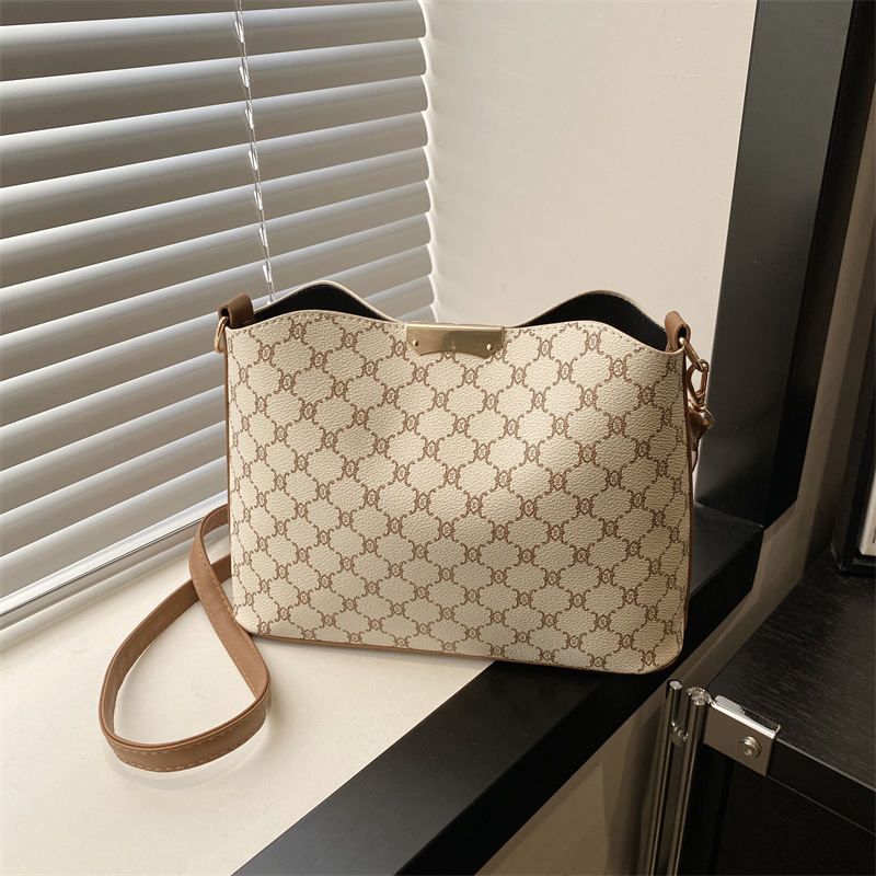 Spring 2025 new style niche fashion single-shoulder bag, casual and stylish crossbody bag, simple bag, women's trendy tote bag full figure