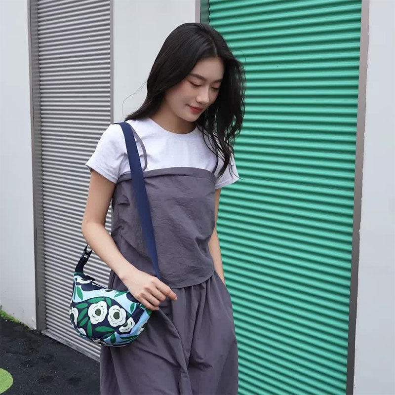 The 2025 new women's bag is a versatile and fashionable design with printed dumpling bags, single-shoulder bags, casual bags and women's crossbody bags Application Scenario