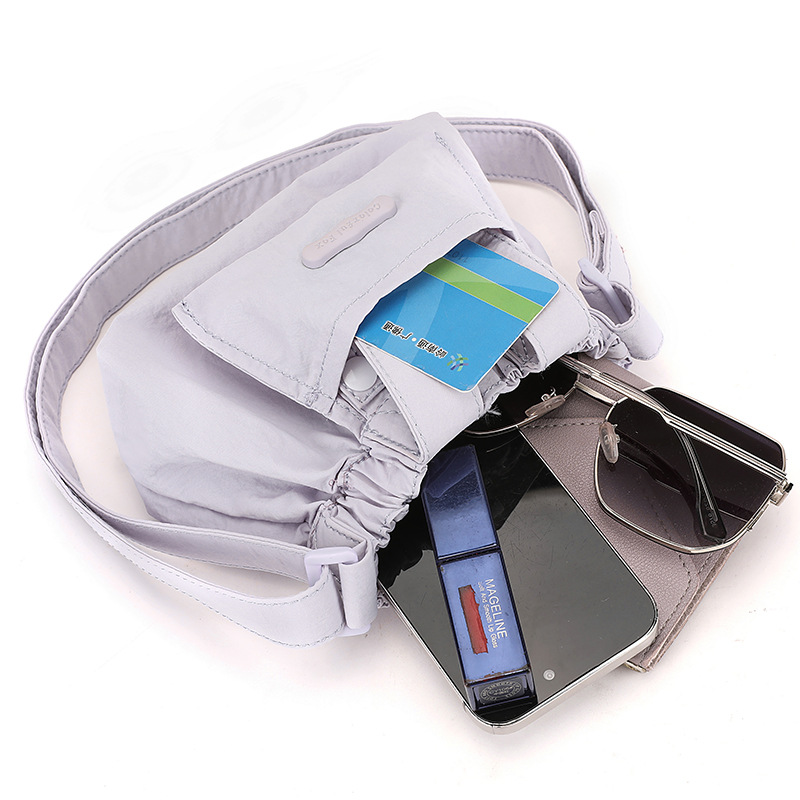 The Colorful Fox Japanese and Korean streetwear brand's small foldable single-shoulder crossbody bag for women is lightweight and can hold a mobile phone Application Scenario