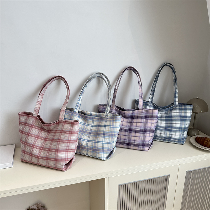 Korean large-capacity underarm bag for women, new checkered tote bag for 2024 autumn and winter, student class crossbody bag Application Scenario