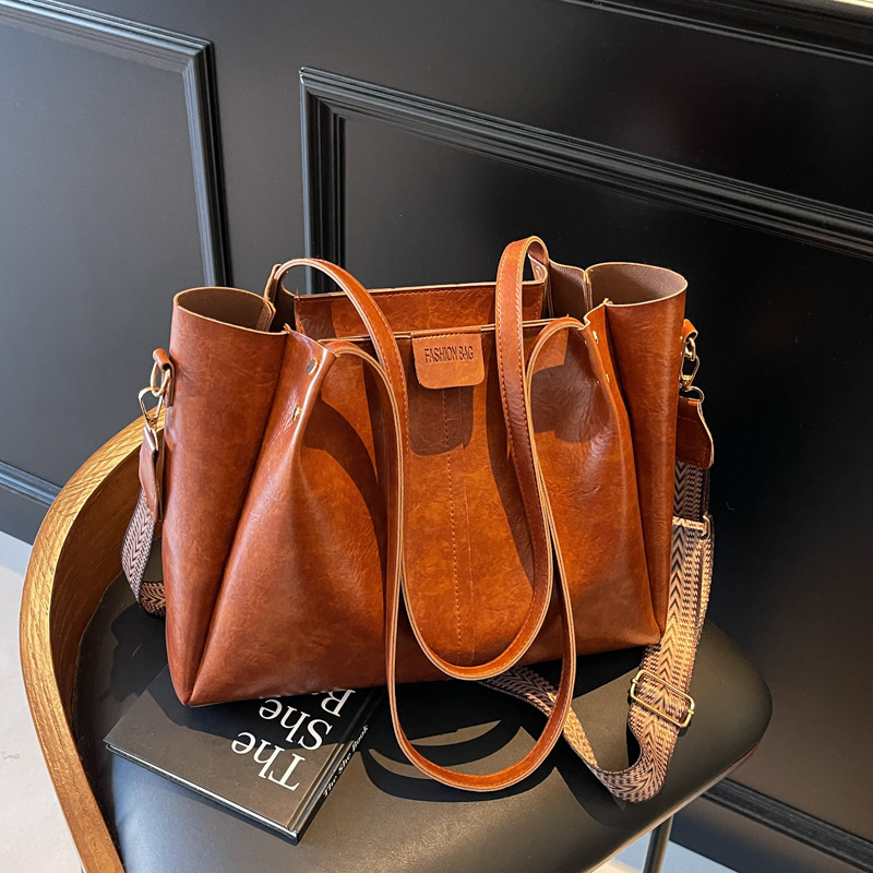 The new 2024 winter versatile casual crossbody bag is simple, elegant and stylish, with a large capacity ladies' tote bag full figure
