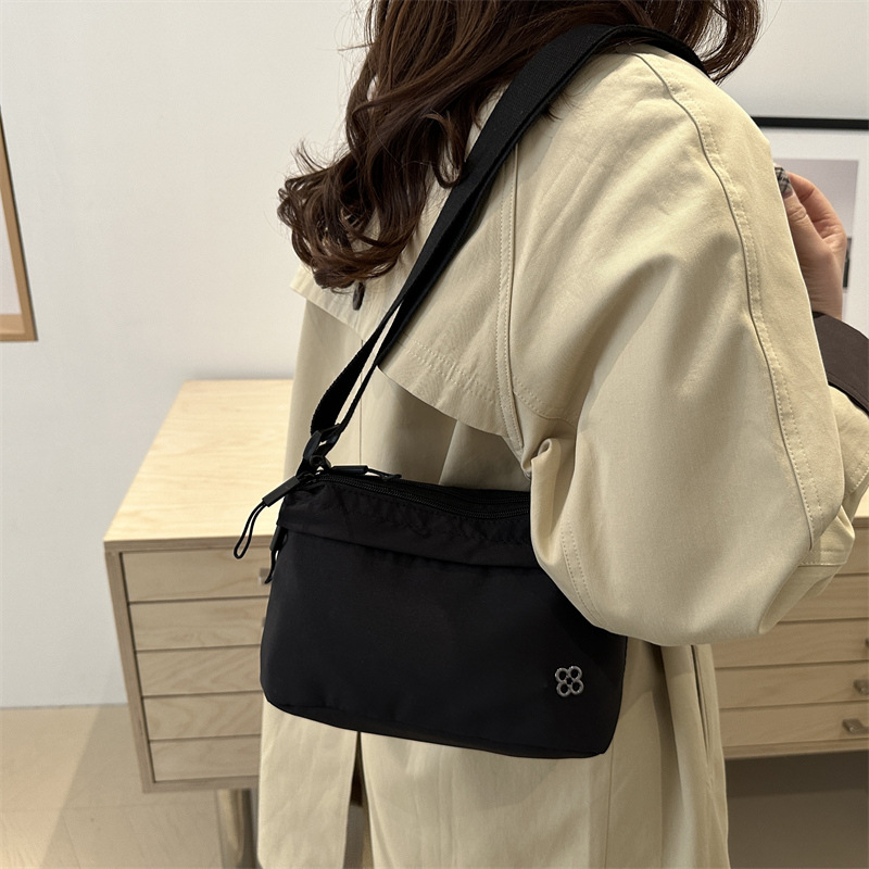 A Japanese-style fashionable and casual water-resistant portable travel bag with large capacity and light storage Specification drawing