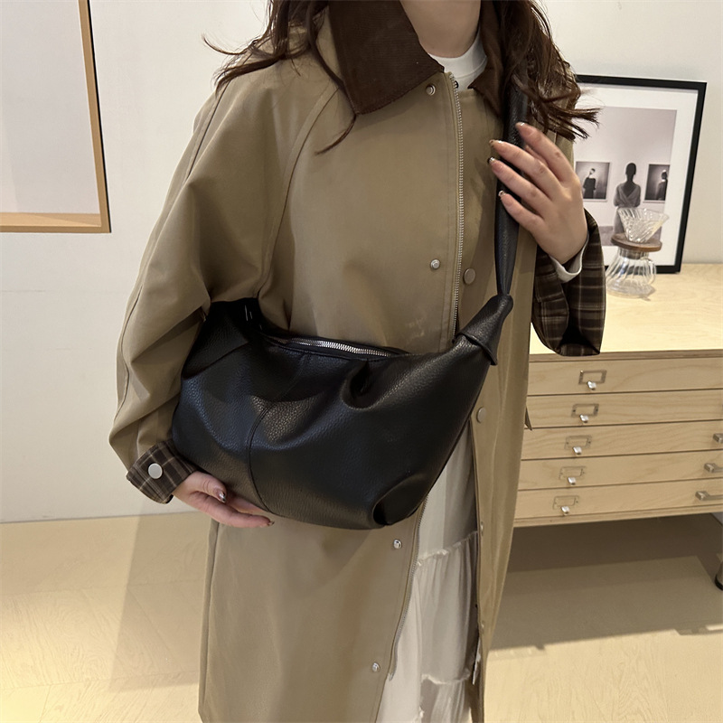 Korean-style ins large-capacity retro soft skin pleated dumpling bag, laid-back style, casual and artistic commuting single-shoulder crossbody bag Specification drawing