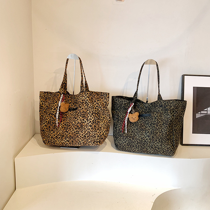 The 2024 new large-capacity, niche and fashionable leopard print bag is a versatile shoulder bag with a laid-back design for women Application Scenario