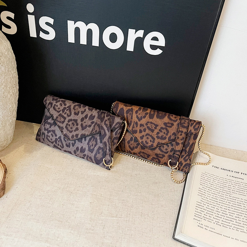 This year, niche leopard print bags are in vogue. The new winter 2024 collection for women is stylish and individualistic, featuring a single-shoulder, underarm bag and a small square bag Application Scenario