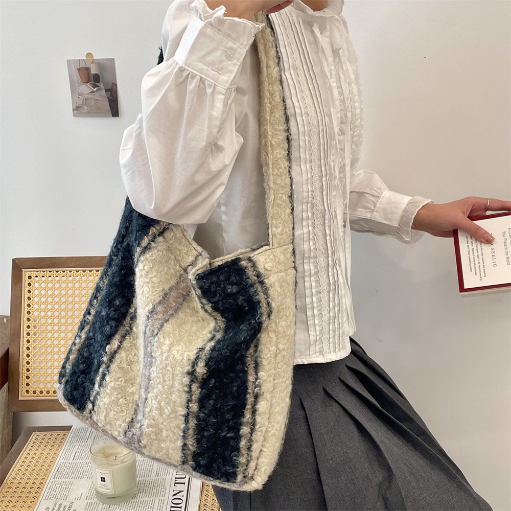 411161 2024 New Korean ins style woolen fabric large capacity single-shoulder underarm bag with a checkered pattern full figure