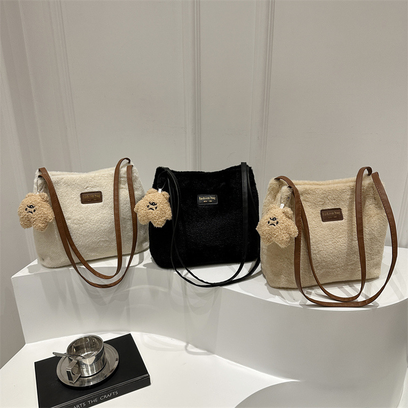 Spring Fashion Plush Bag for Women 2025, casual and versatile, large capacity commuter tote bag, quality single-shoulder handbag Application Scenario