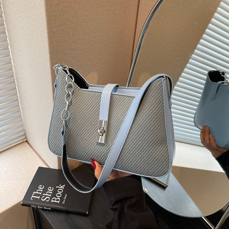 French niche design bag for women 2025 new trendy and fashionable underarm bag with a stylish texture and a hand-held baguette bag full figure