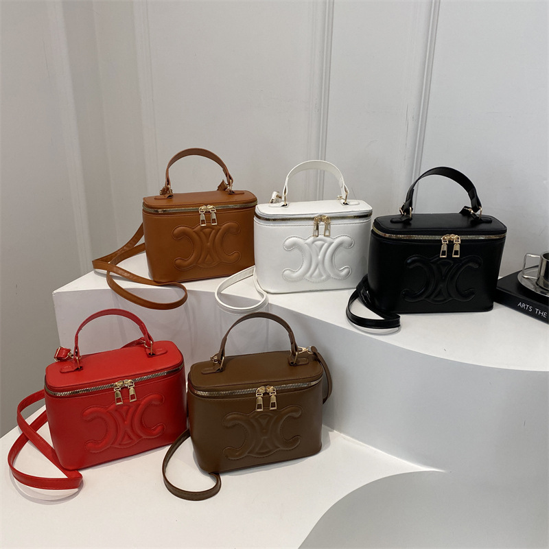 This year's popular handbag for women's spring 2025: A fashionable Korean-style versatile single-shoulder crossbody small square bag Application Scenario