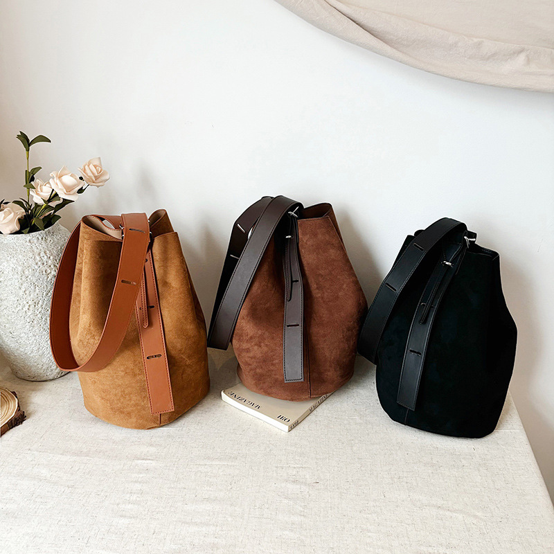The new 2024 autumn/winter collection features a unique frosted bucket bag with a high-end, versatile and fashionable design. It is a large-capacity single-shoulder crossbody bag Application Scenario