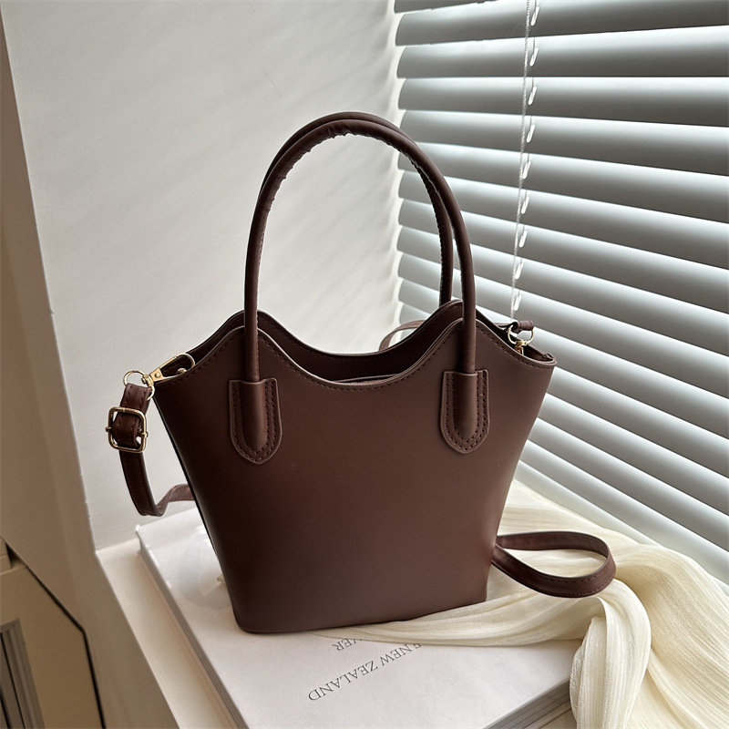 Crossbody bag, trendy and retro tote bag, women's 2025 new solid color handbag, minimalist style single-shoulder bucket bag full figure