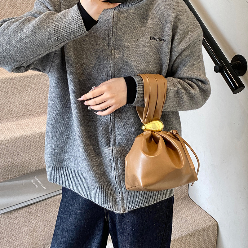 The new 2024 cross-border pleated cloud bag for women is fashionable, versatile, high-end, and features a niche design. It's a trendy casual handbag details Picture