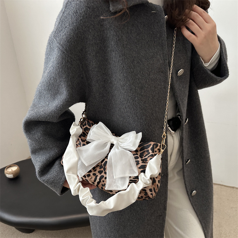 This year, a retro women's bag with a niche design is in vogue. It's a versatile, Instagram-chic single-shoulder crossbody bag for the spring of 2025 Specification drawing