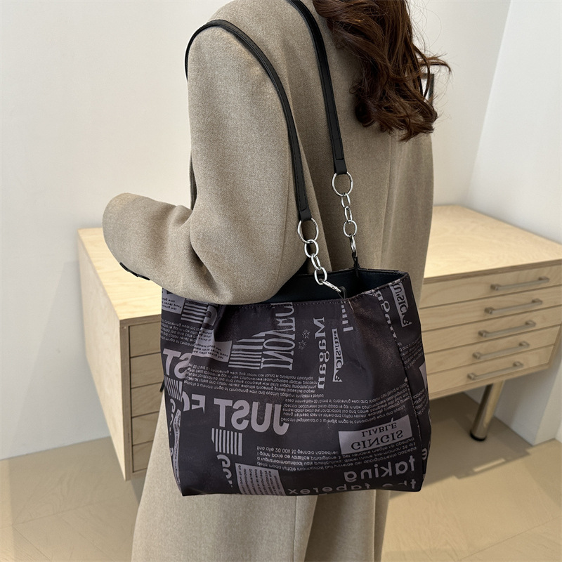 Trendy single-shoulder bag for women, Spring 2025 new fashion magazine print underarm bag, simple and individual casual tote bag Specification drawing