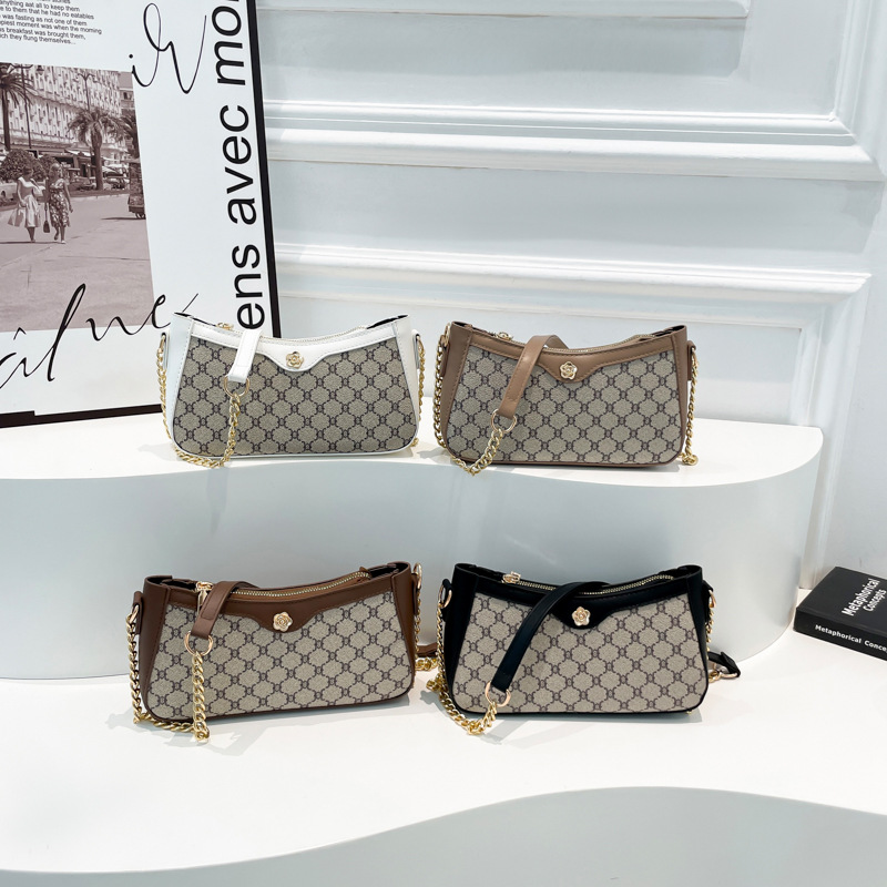 Cross-border trendy printed single-shoulder bag, a versatile and niche underarm bag for women, a fashionable and durable small square bag for commuting Application Scenario