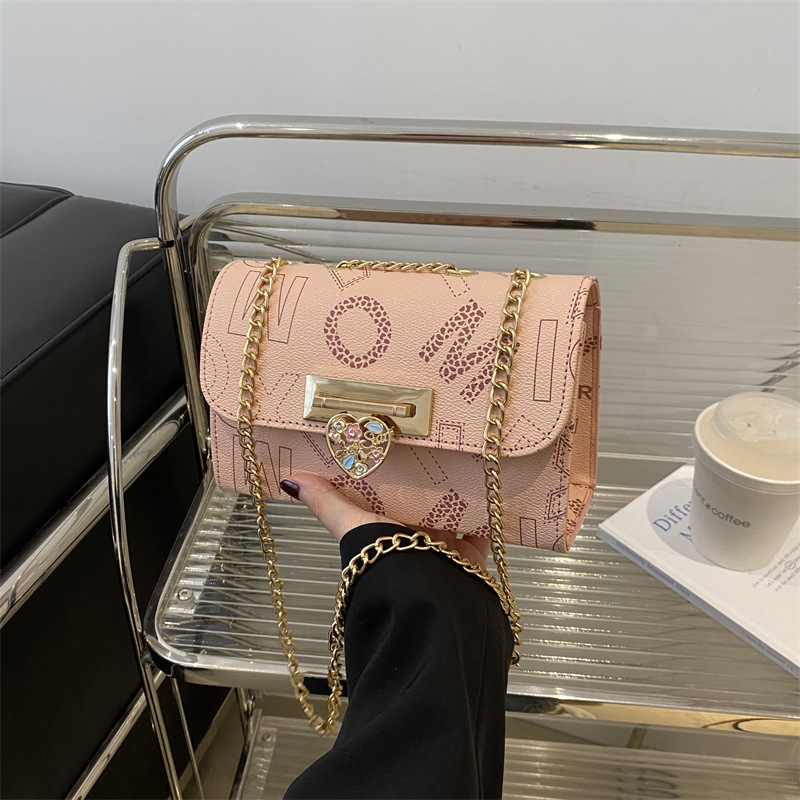 The new 2024 autumn collection features a niche design hand-held small square bag, which is fashionable, trendy and elegant. It is a chain single-shoulder crossbody bag full figure