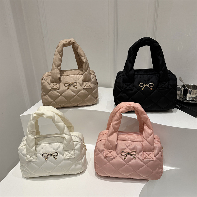 High-end large-capacity underarm pillow bag 2024 New style, trendy and versatile, commuting, casual and simple hand-held shoulder bag Application Scenario