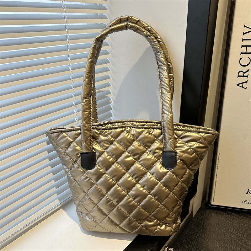 Large-capacity women's bags, autumn and winter 2024 new style fashionable underarm single-shoulder bag, casual diamond-shaped commuter tote bag full figure