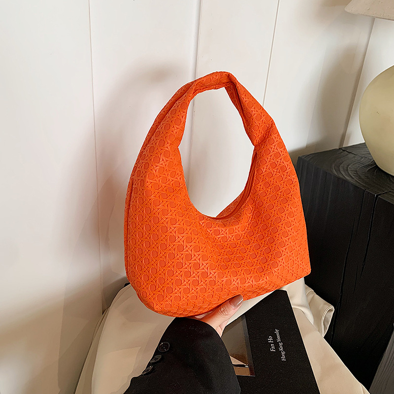 A large-capacity, trendy, simple and stylish casual women's handbag, a new fashionable underarm bag, and a trendy and individual single-shoulder bag full figure