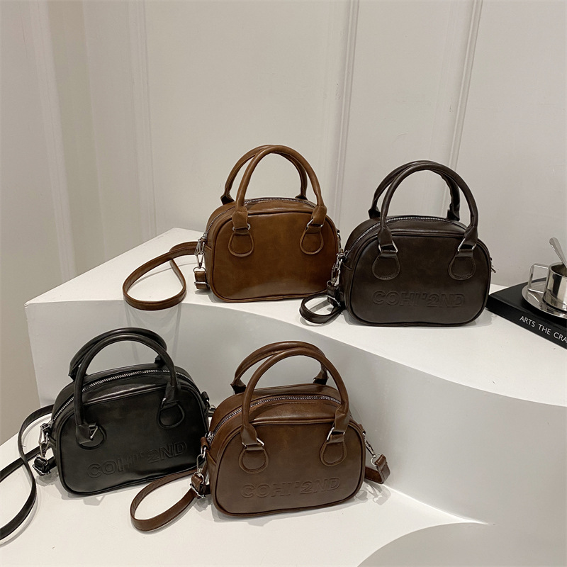 Korean niche hand-held bowling bag 2024 new style trendy bag, women's retro small square bag, versatile ins crossbody bag Application Scenario