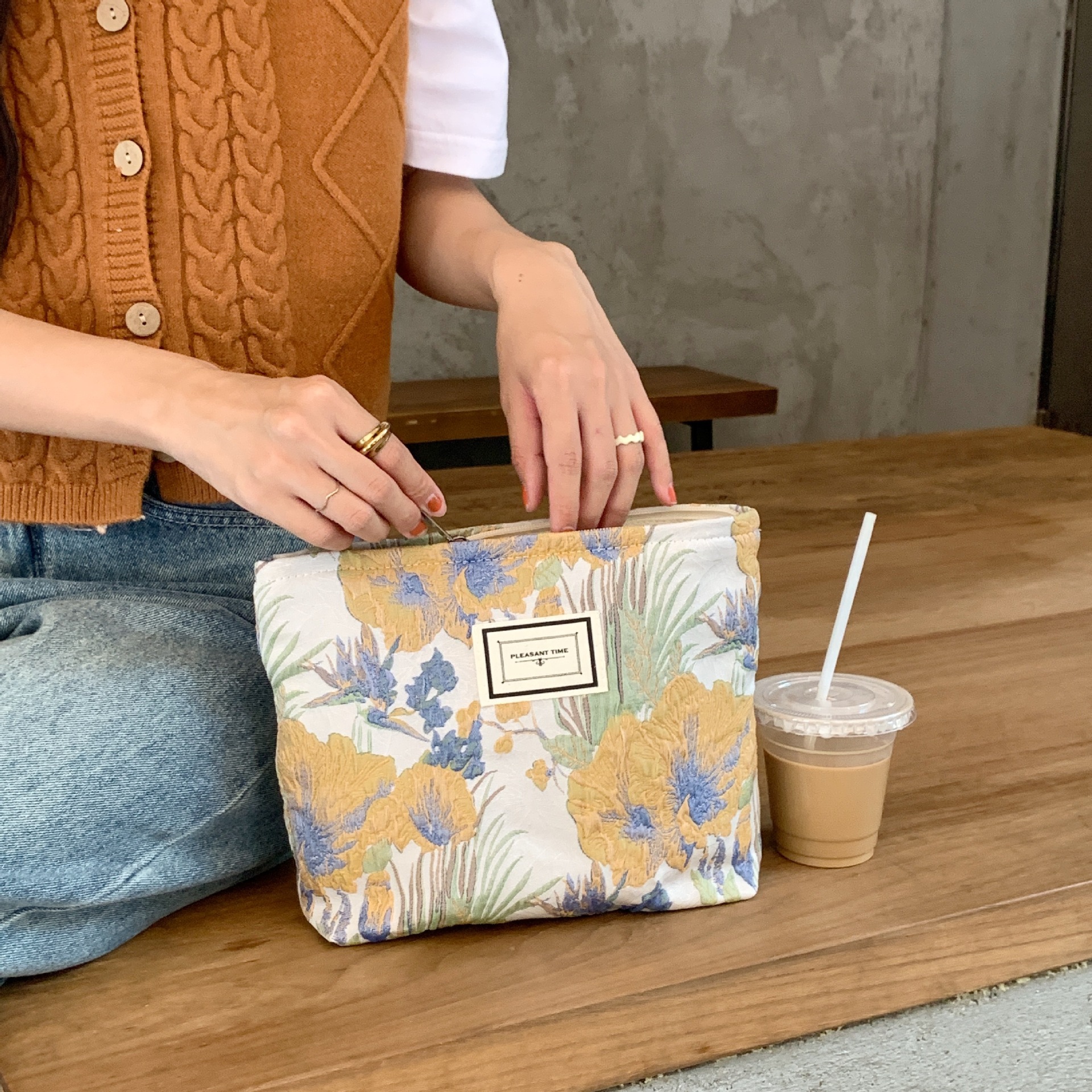 29122 Retro niche brocade makeup bag, large-capacity portable storage toiletry bag, texture artistic pen case Application Scenario