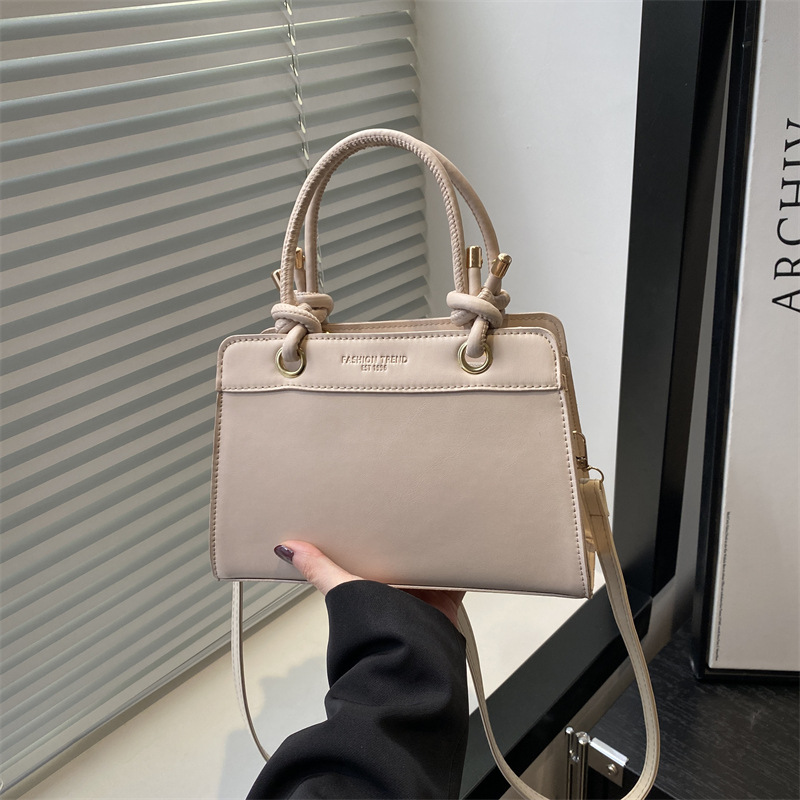 Large-capacity casual and trendy spring 2025 new solid color commuting simple crossbody bag with a small square shape full figure