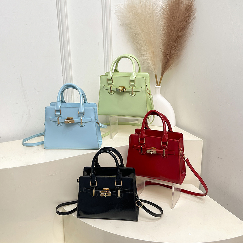 In the spring of 2025, there is a trendy and stylish Korean-style simple solid color fashionable casual crossbody single-shoulder hand-held small square women's bag Application Scenario