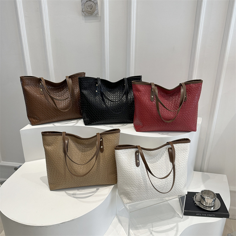 Cross-border simple and fashionable woven pattern women's bag tote bag 2025 Spring New large bag casual single-shoulder bag Application Scenario